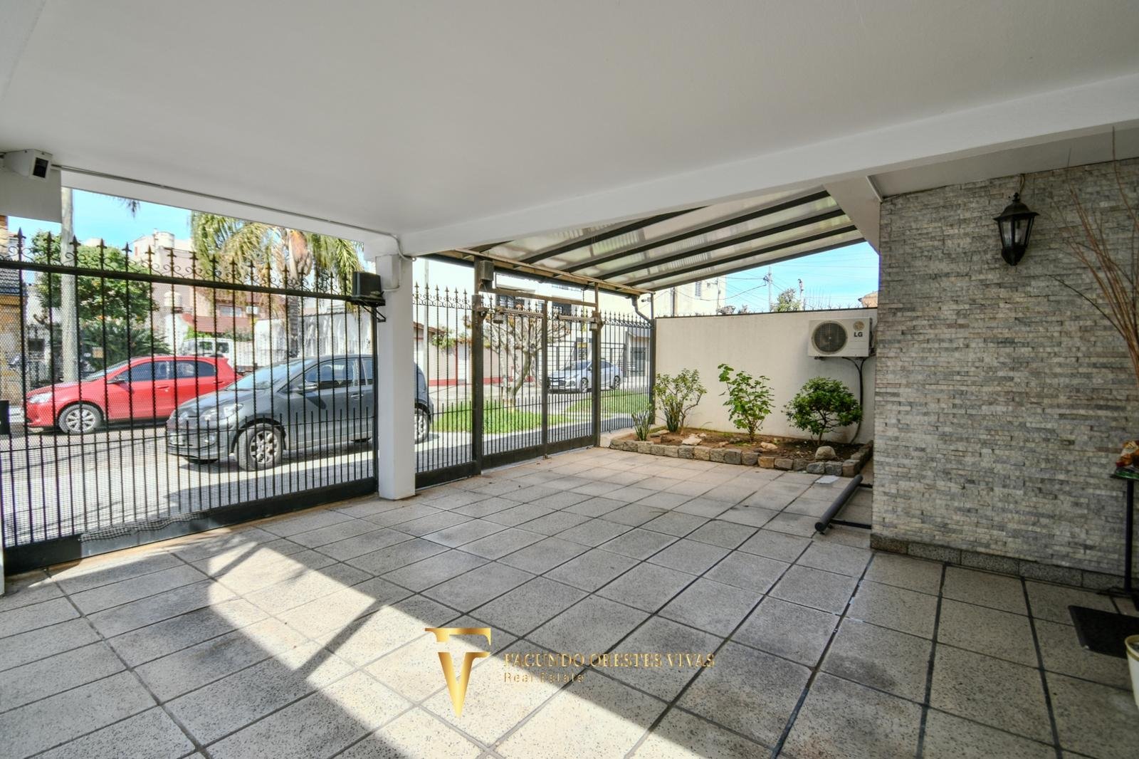 VENTA • CASA • LOMAS DEL MIRADOR • TRES AMBIENTES • PARQUE • APTO CRÉDITO