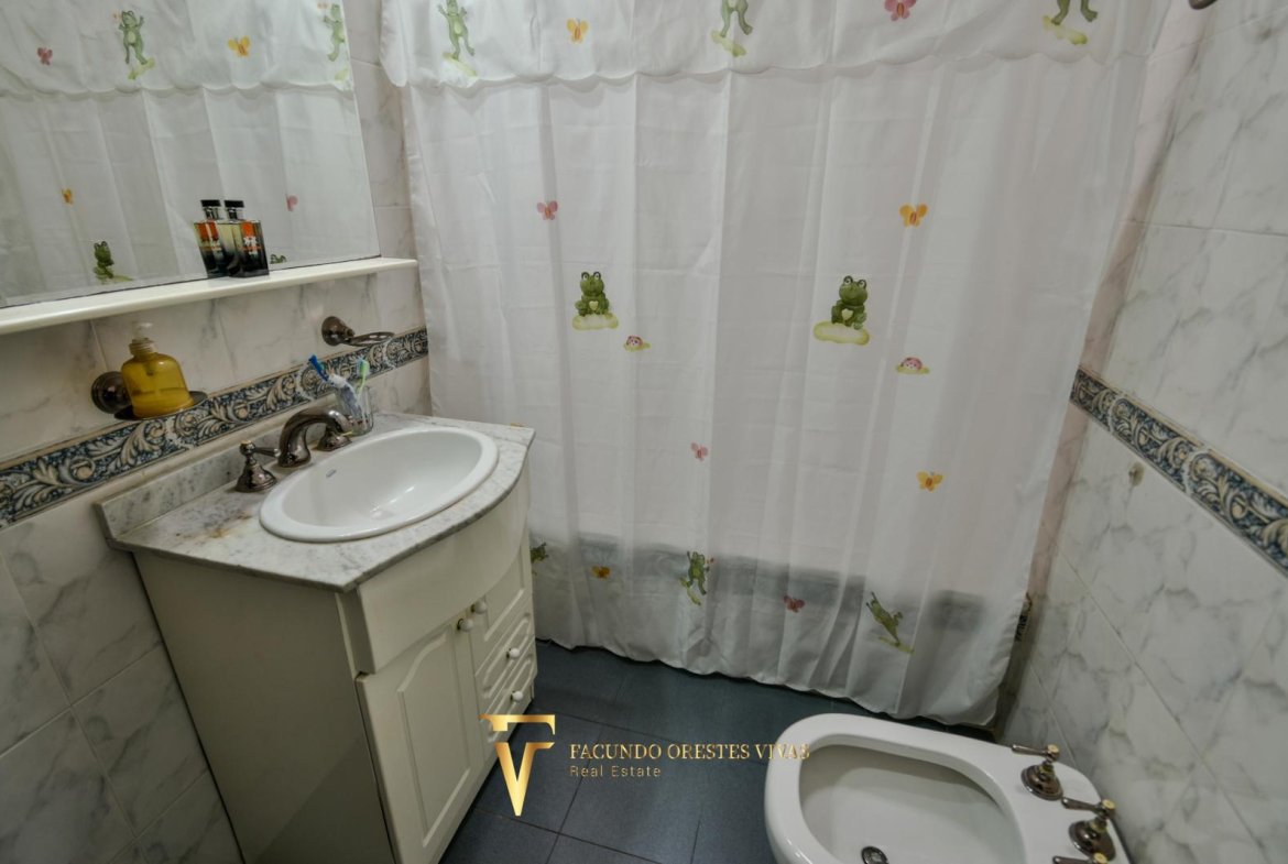 VENTA • CASA • LOMAS DEL MIRADOR • TRES AMBIENTES • PARQUE • APTO CRÉDITO