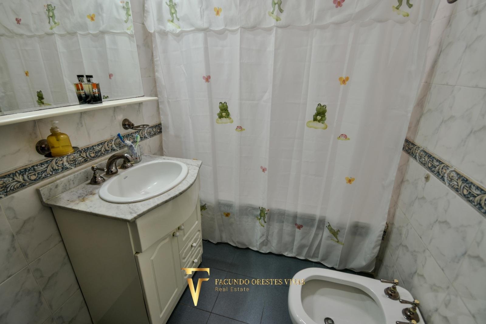 VENTA • CASA • LOMAS DEL MIRADOR • TRES AMBIENTES • PARQUE • APTO CRÉDITO