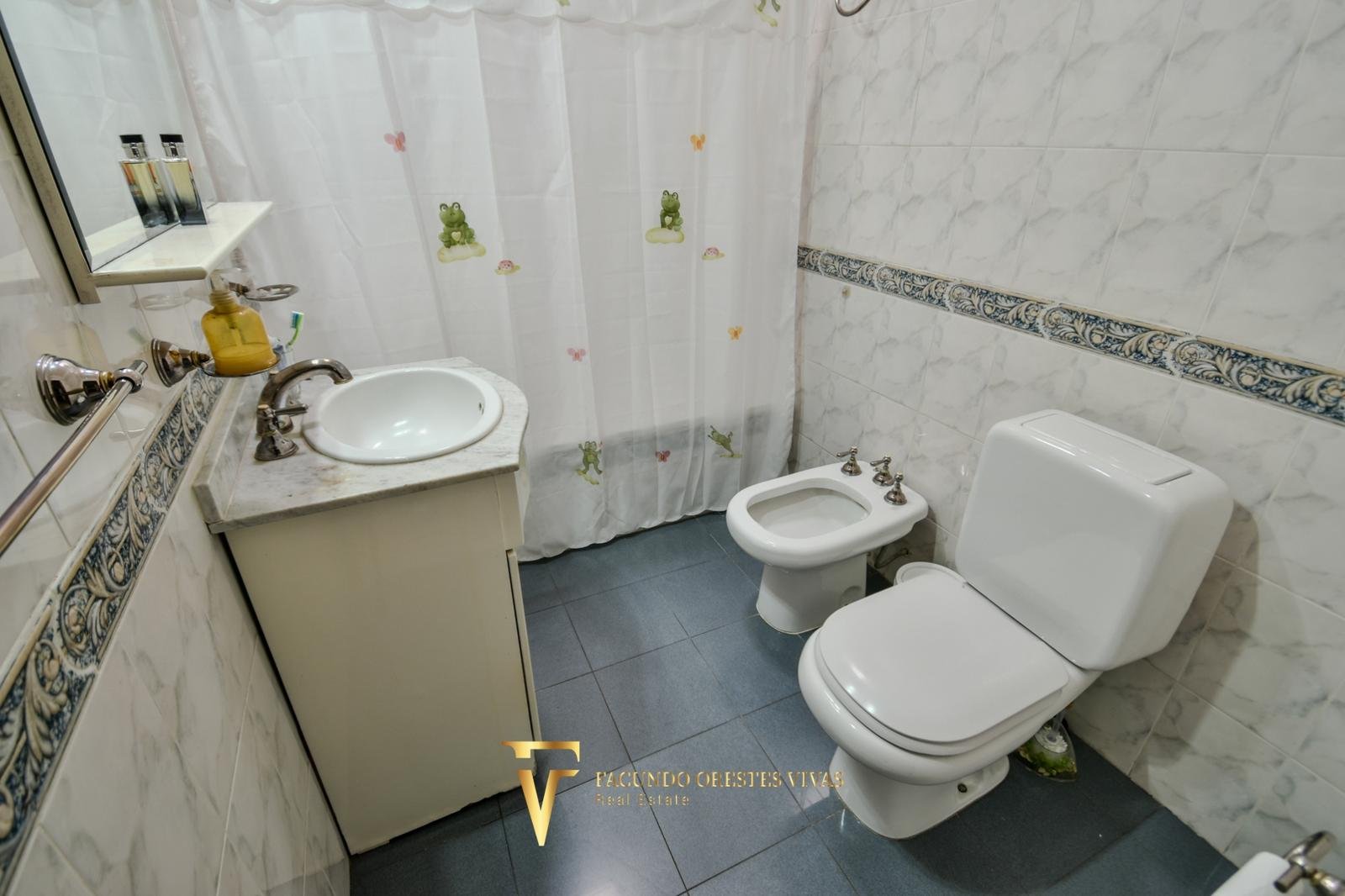 VENTA • CASA • LOMAS DEL MIRADOR • TRES AMBIENTES • PARQUE • APTO CRÉDITO