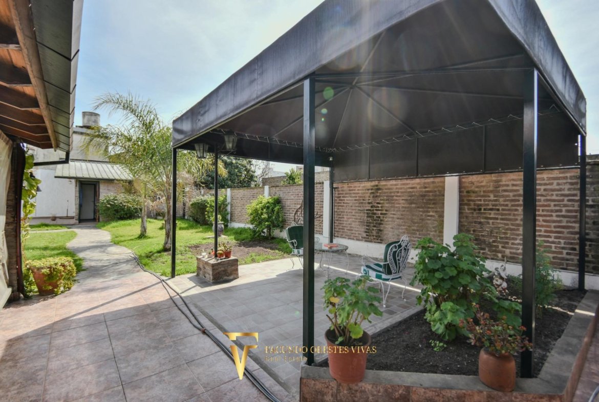 VENTA • CASA • LOMAS DEL MIRADOR • TRES AMBIENTES • PARQUE • APTO CRÉDITO