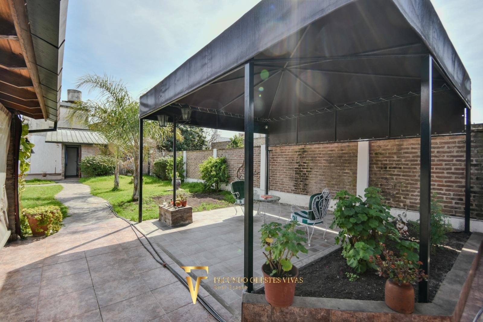 VENTA • CASA • LOMAS DEL MIRADOR • TRES AMBIENTES • PARQUE • APTO CRÉDITO