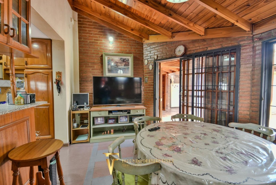 VENTA • CASA • LOMAS DEL MIRADOR • TRES AMBIENTES • PARQUE • APTO CRÉDITO