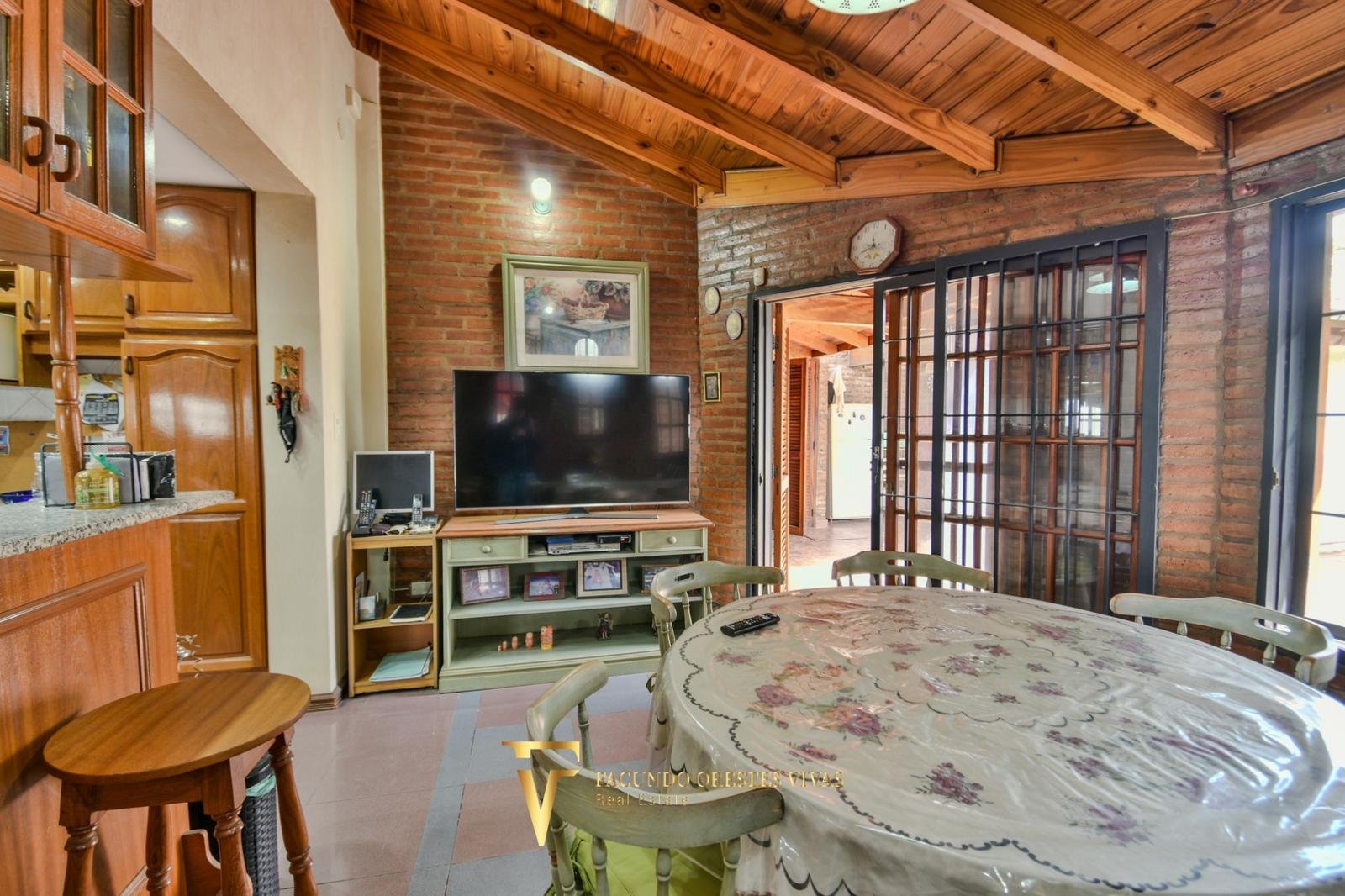 VENTA • CASA • LOMAS DEL MIRADOR • TRES AMBIENTES • PARQUE • APTO CRÉDITO