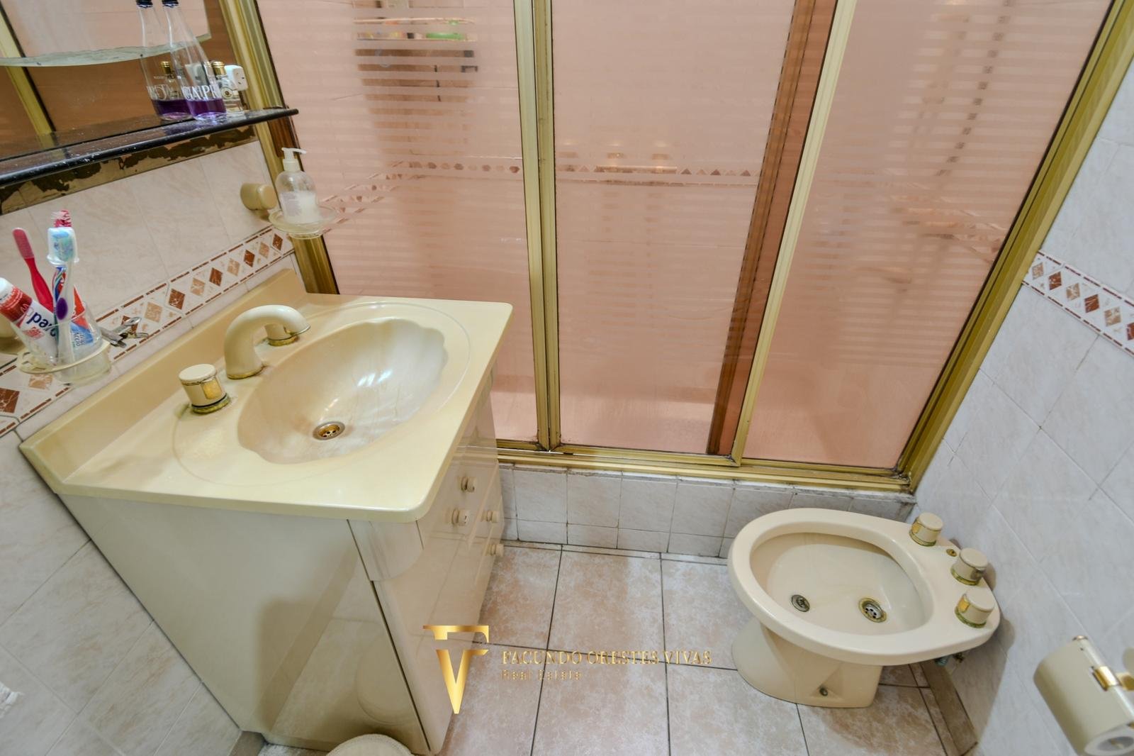 VENTA • CASA • LOMAS DEL MIRADOR • TRES AMBIENTES • PARQUE • APTO CRÉDITO