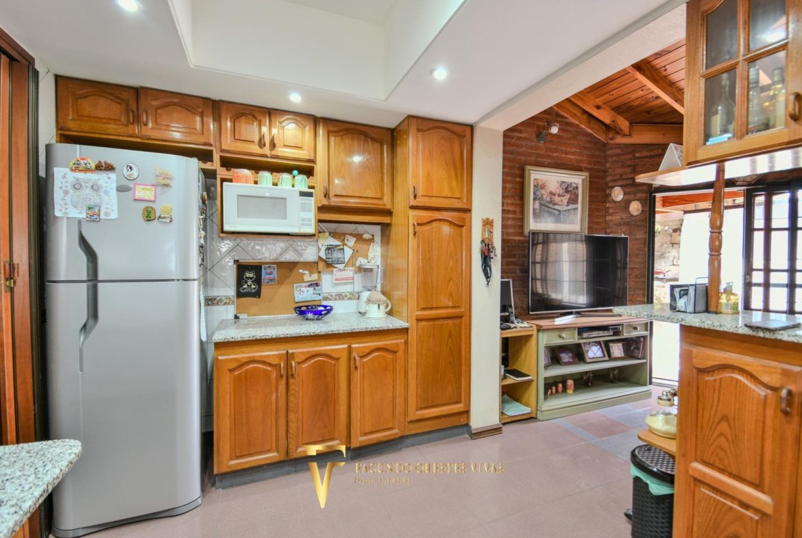 VENTA • CASA • LOMAS DEL MIRADOR • TRES AMBIENTES • PARQUE • APTO CRÉDITO