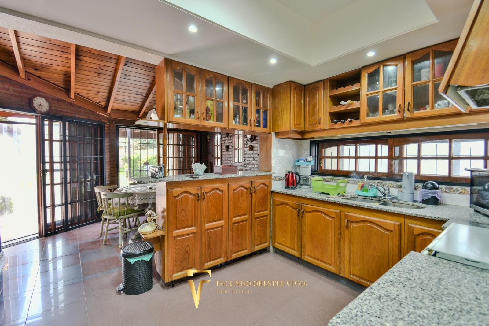 VENTA • CASA • LOMAS DEL MIRADOR • TRES AMBIENTES • PARQUE • APTO CRÉDITO