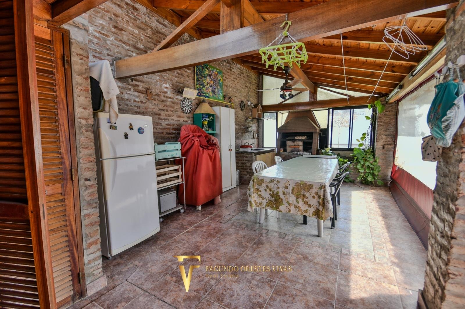 VENTA • CASA • LOMAS DEL MIRADOR • TRES AMBIENTES • PARQUE • APTO CRÉDITO