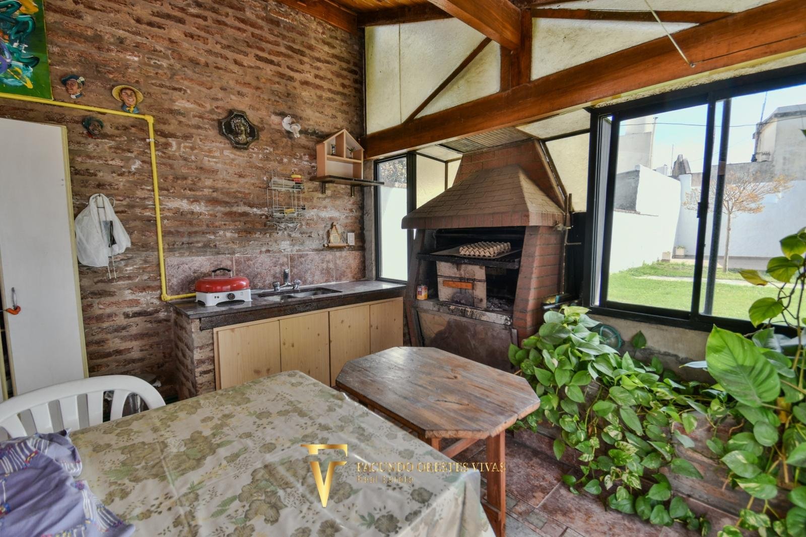 VENTA • CASA • LOMAS DEL MIRADOR • TRES AMBIENTES • PARQUE • APTO CRÉDITO
