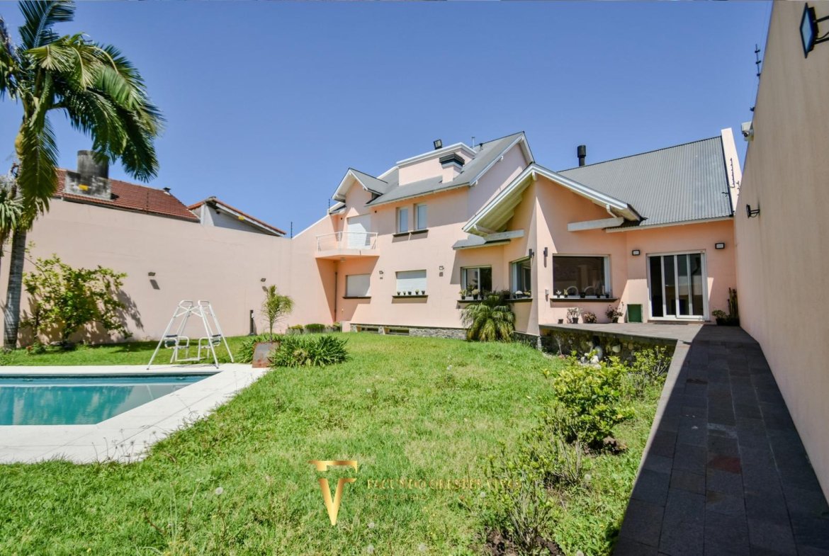 VENTA – CASA- SEISAMBIENTES – PISCINA – JACUZZI – RAMOSMEJIA