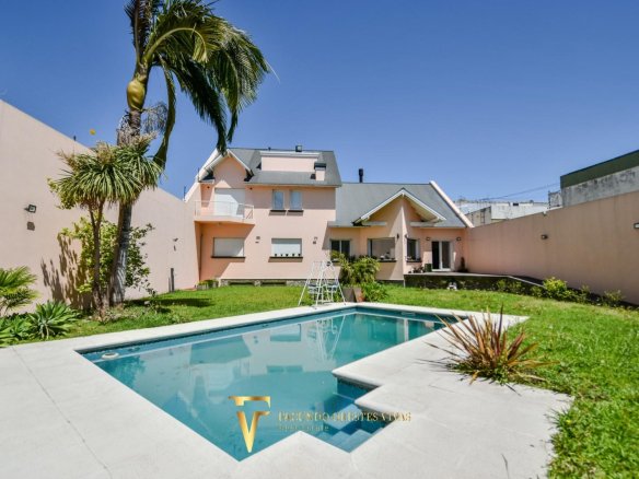 VENTA – CASA- SEISAMBIENTES – PISCINA – JACUZZI – RAMOSMEJIA