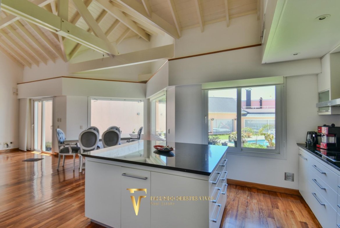 VENTA – CASA- SEISAMBIENTES – PISCINA – JACUZZI – RAMOSMEJIA
