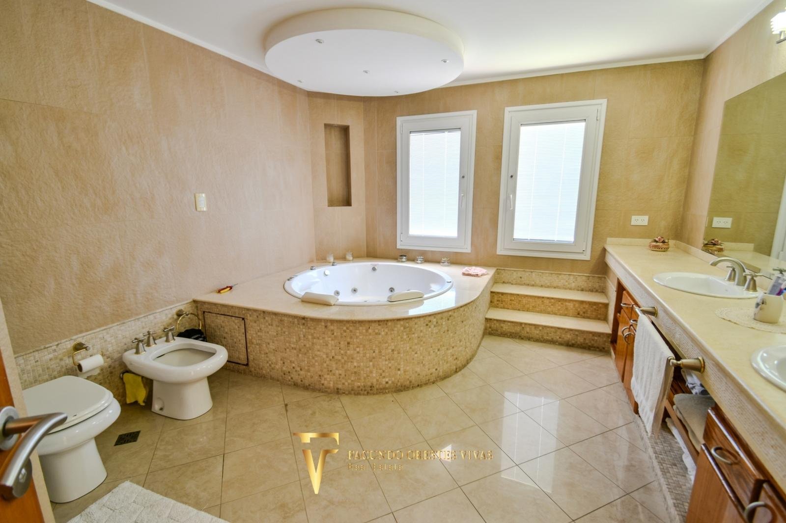 VENTA – CASA- SEISAMBIENTES – PISCINA – JACUZZI – RAMOSMEJIA