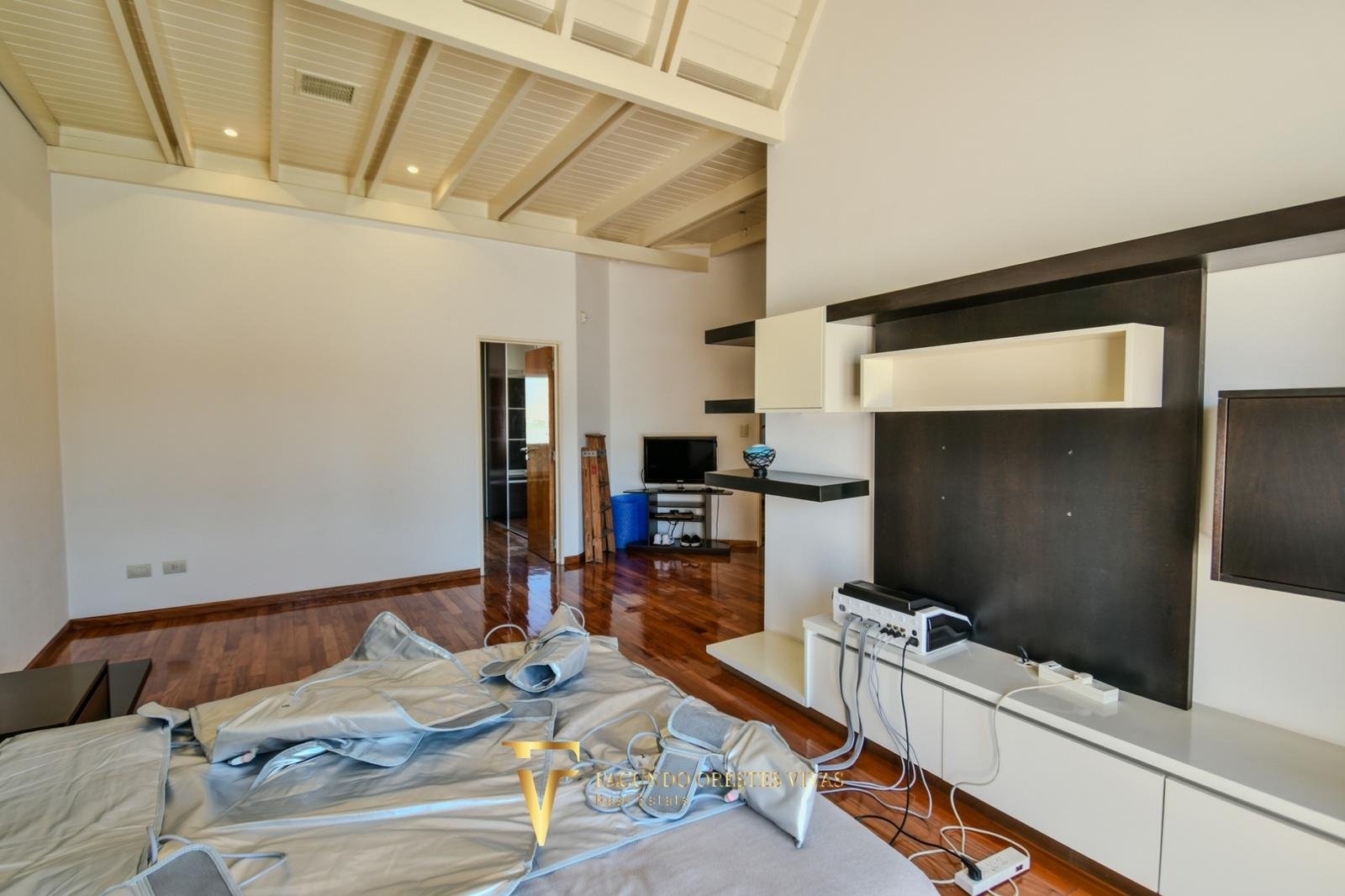 VENTA – CASA- SEISAMBIENTES – PISCINA – JACUZZI – RAMOSMEJIA
