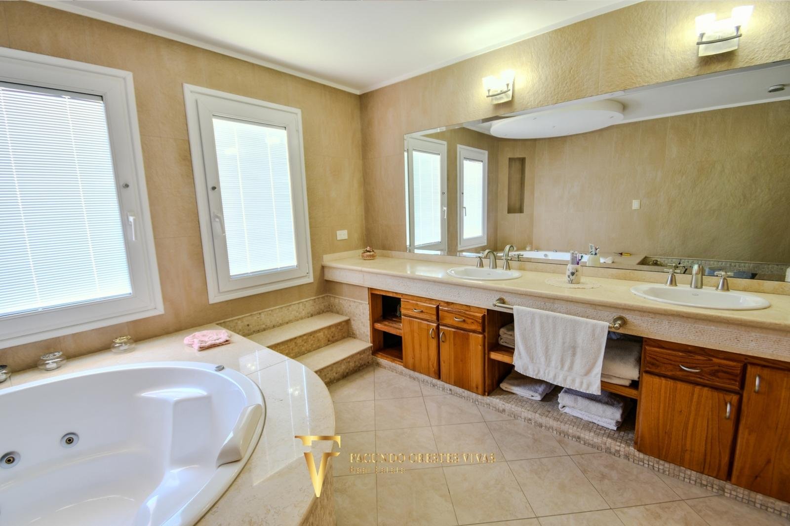 VENTA – CASA- SEISAMBIENTES – PISCINA – JACUZZI – RAMOSMEJIA