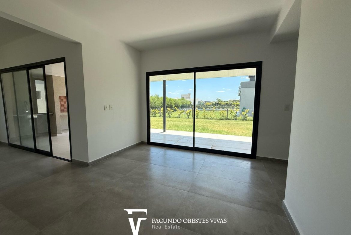 CASA – CUATROAMBIENTES – PARRILLA – PARQUE – SEGURIDAD – COCHERAS – CANNING