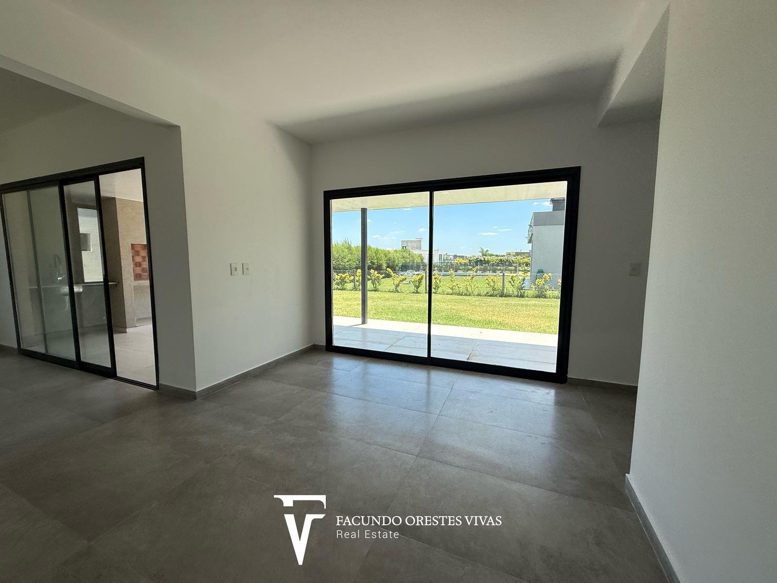 CASA – CUATROAMBIENTES – PARRILLA – PARQUE – SEGURIDAD – COCHERAS – CANNING