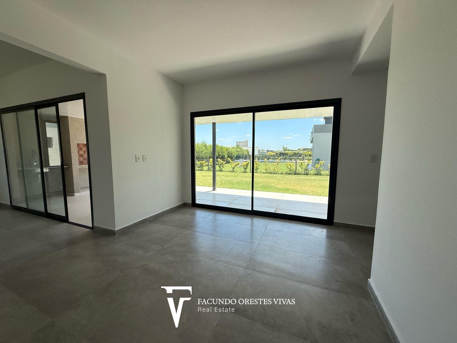 CASA – CUATROAMBIENTES – PARRILLA – PARQUE – SEGURIDAD – COCHERAS – CANNING