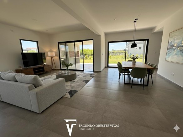 CASA – CUATROAMBIENTES – PARRILLA – PARQUE – SEGURIDAD – COCHERAS – CANNING