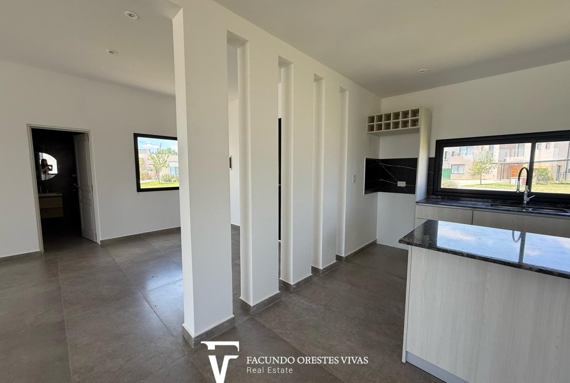 CASA – CUATROAMBIENTES – PARRILLA – PARQUE – SEGURIDAD – COCHERAS – CANNING