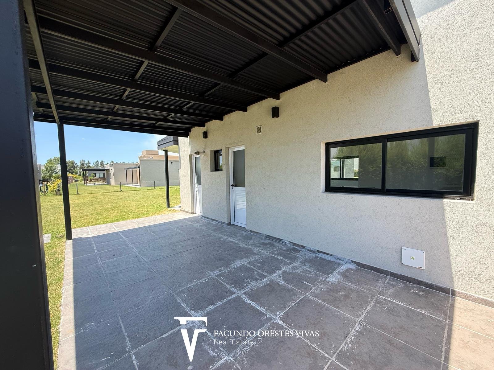CASA – CUATROAMBIENTES – PARRILLA – PARQUE – SEGURIDAD – COCHERAS – CANNING