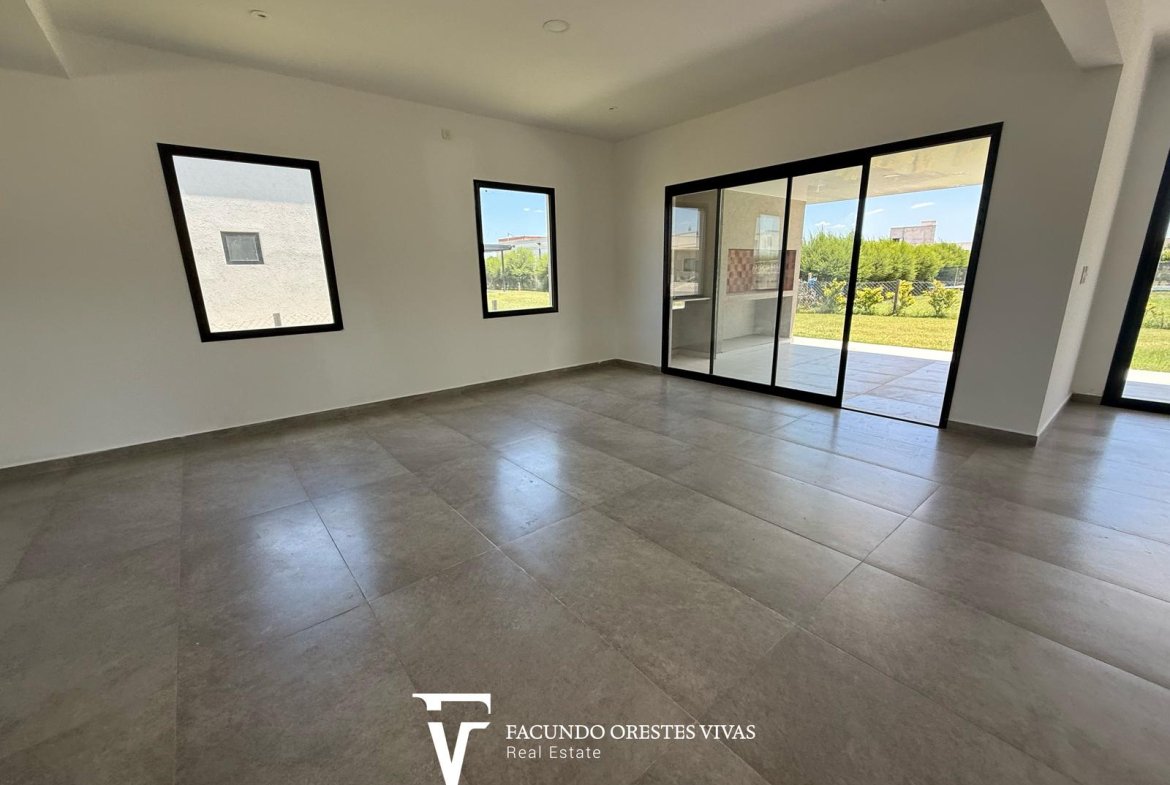 CASA – CUATROAMBIENTES – PARRILLA – PARQUE – SEGURIDAD – COCHERAS – CANNING