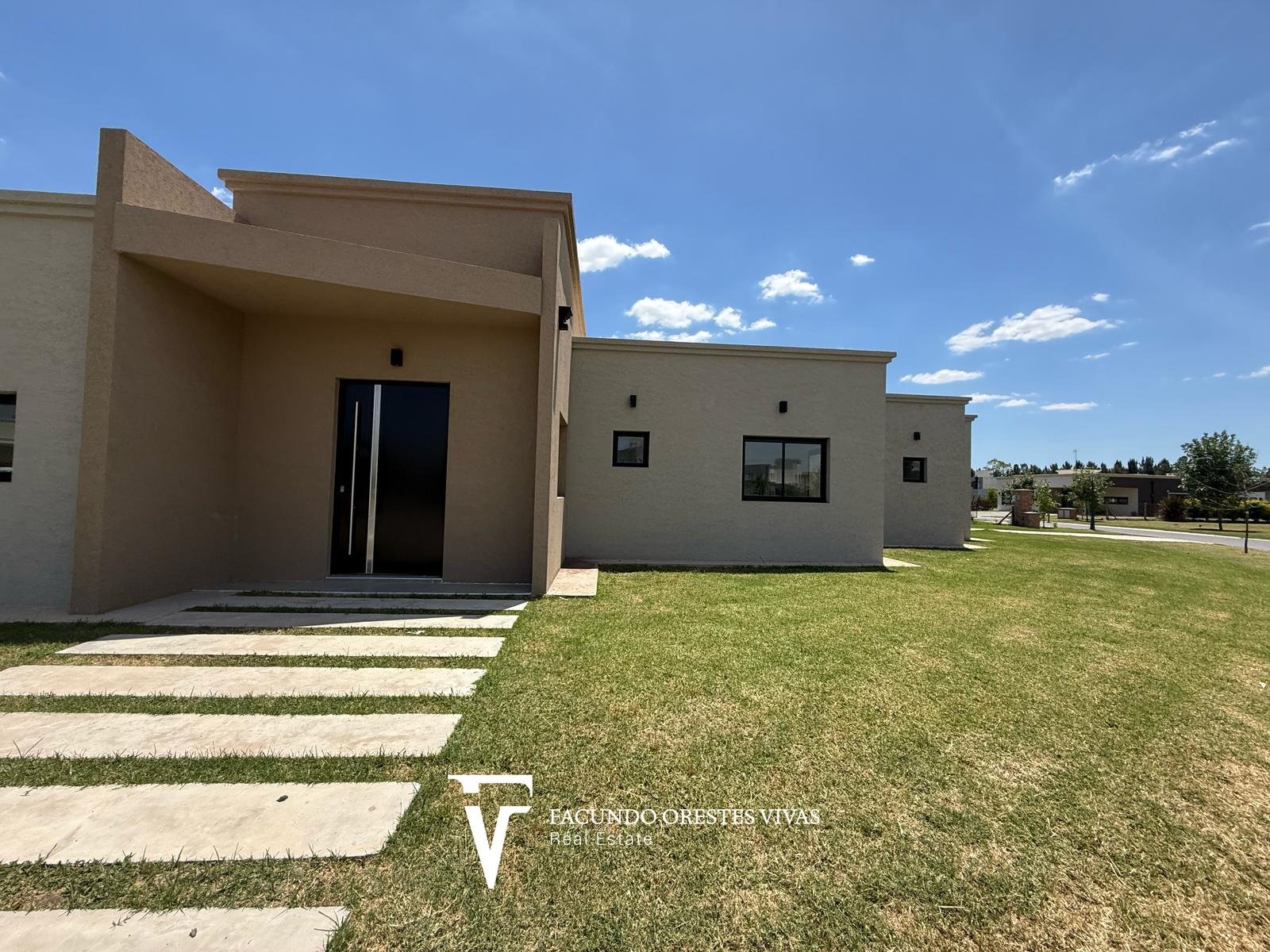 CASA – CUATROAMBIENTES – PARRILLA – PARQUE – SEGURIDAD – COCHERAS – CANNING