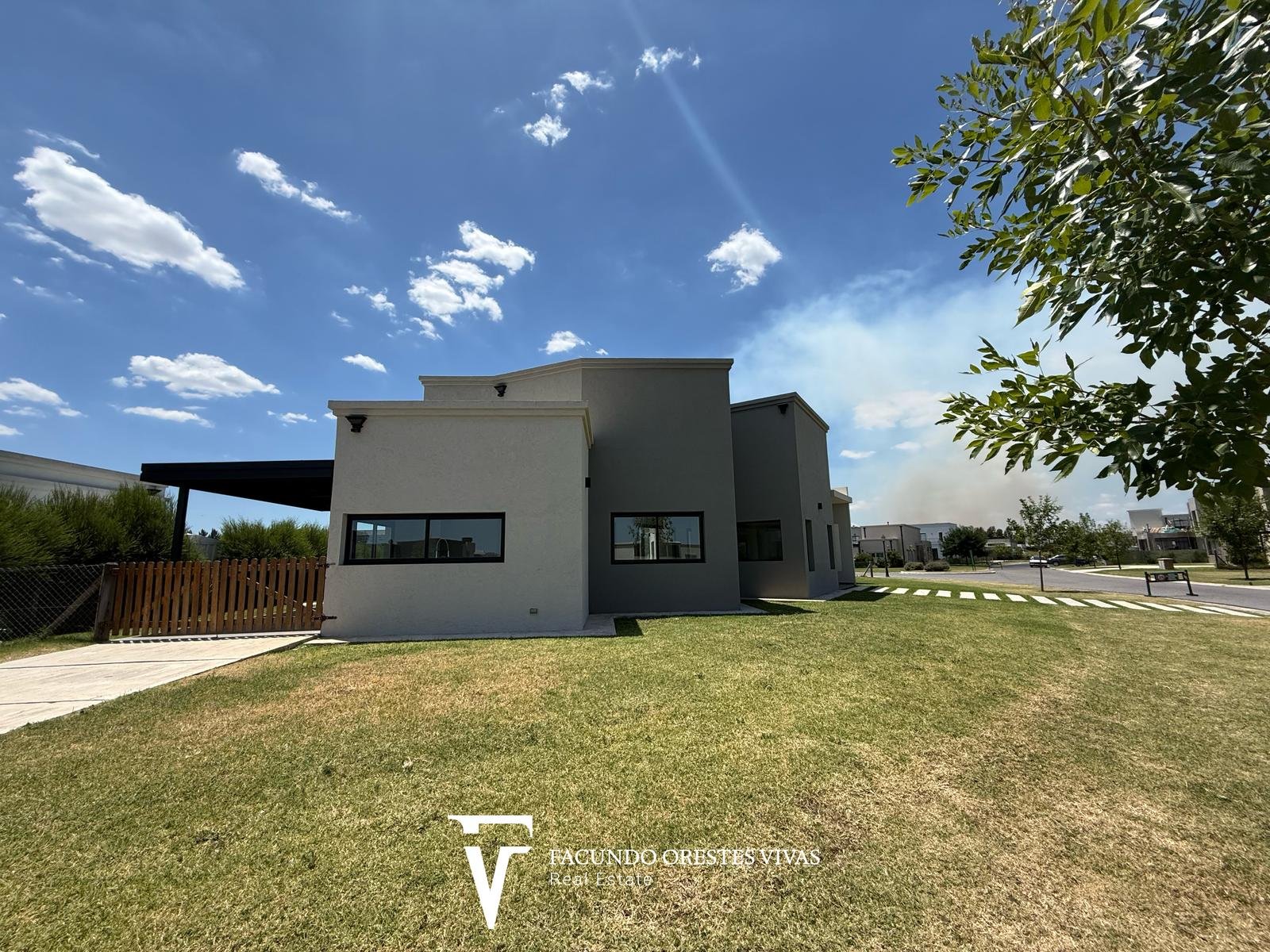 CASA – CUATROAMBIENTES – PARRILLA – PARQUE – SEGURIDAD – COCHERAS – CANNING