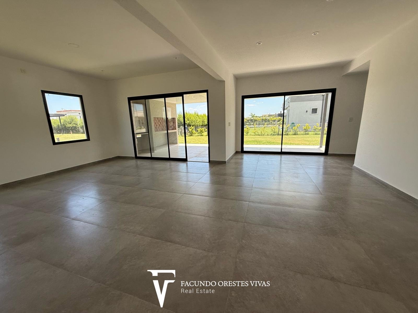 CASA – CUATROAMBIENTES – PARRILLA – PARQUE – SEGURIDAD – COCHERAS – CANNING