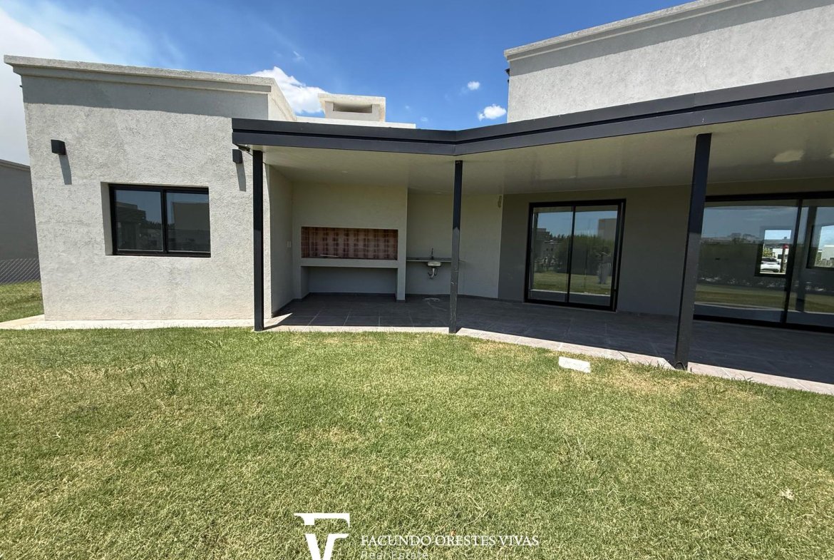 CASA – CUATROAMBIENTES – DOSBAÑOSCOMPLETOS – PARQUE – COCHERA – PARRILLA – CANNING