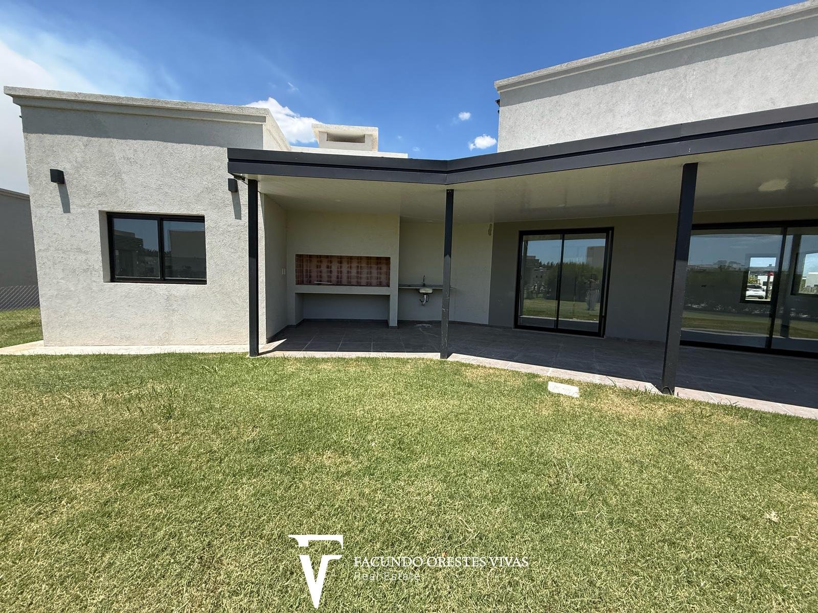 CASA – CUATROAMBIENTES – DOSBAÑOSCOMPLETOS – PARQUE – COCHERA – PARRILLA – CANNING