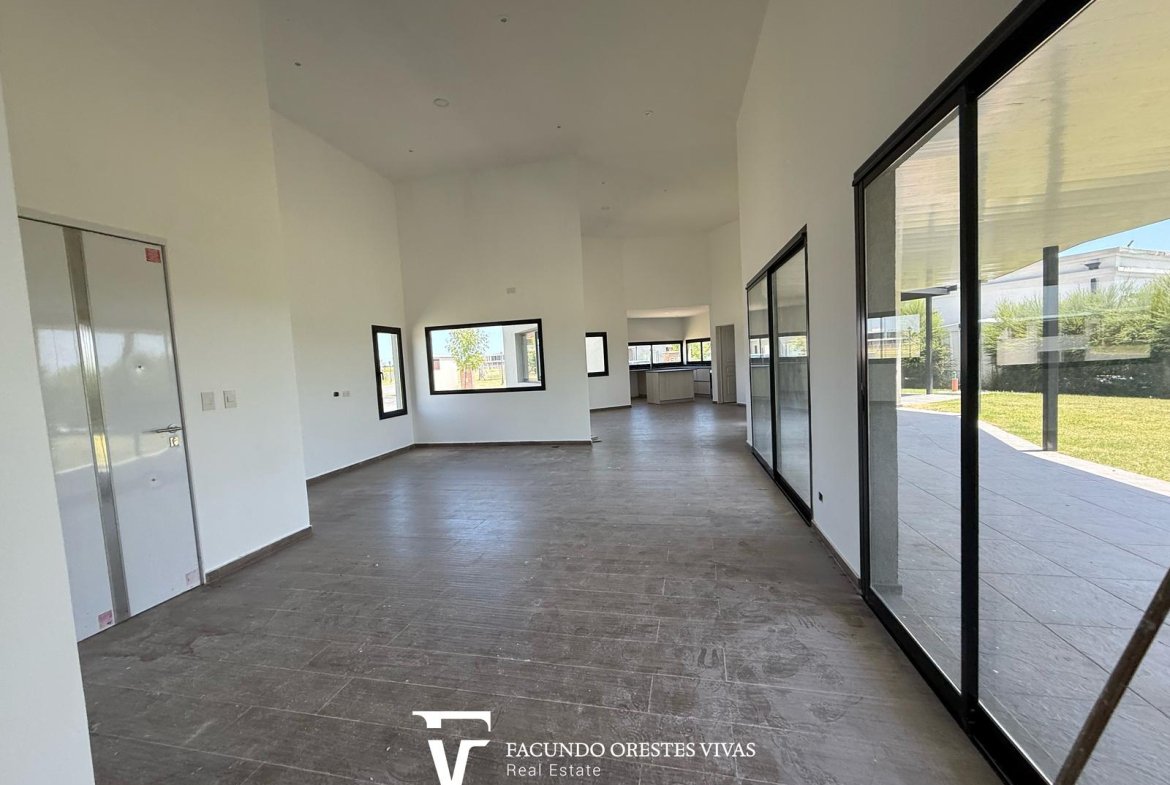 CASA – CUATROAMBIENTES – DOSBAÑOSCOMPLETOS – PARQUE – COCHERA – PARRILLA – CANNING