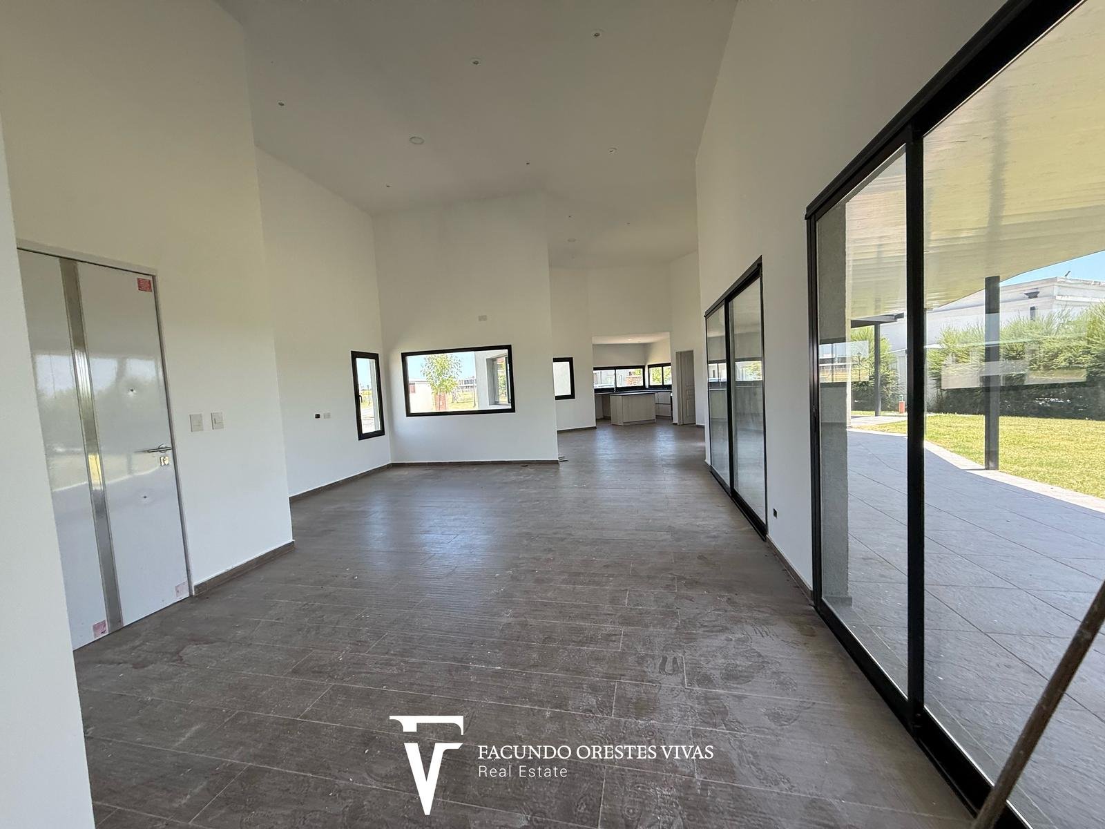 CASA – CUATROAMBIENTES – DOSBAÑOSCOMPLETOS – PARQUE – COCHERA – PARRILLA – CANNING
