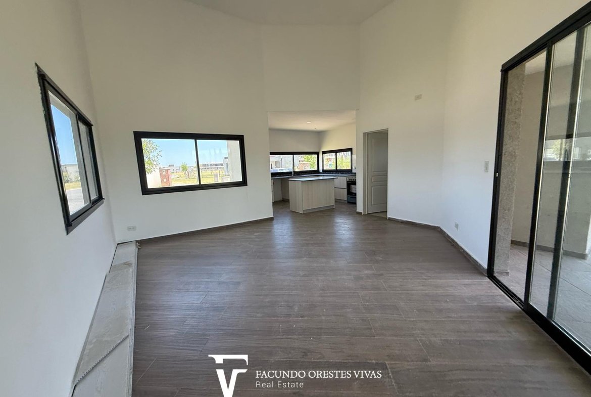 CASA – CUATROAMBIENTES – DOSBAÑOSCOMPLETOS – PARQUE – COCHERA – PARRILLA – CANNING