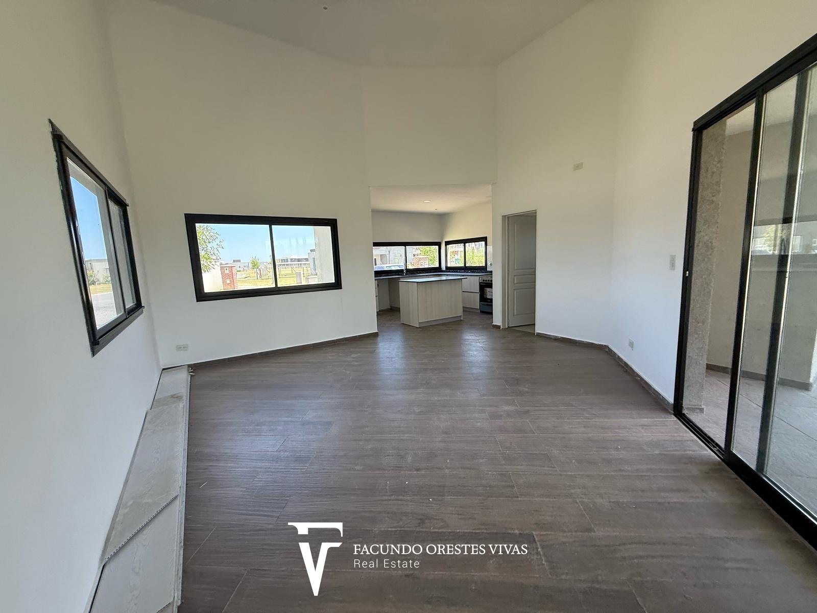 CASA – CUATROAMBIENTES – DOSBAÑOSCOMPLETOS – PARQUE – COCHERA – PARRILLA – CANNING