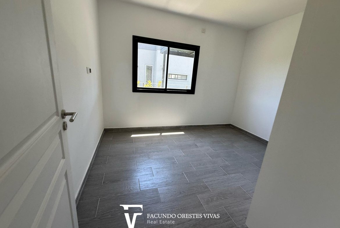 CASA – CUATROAMBIENTES – DOSBAÑOSCOMPLETOS – PARQUE – COCHERA – PARRILLA – CANNING