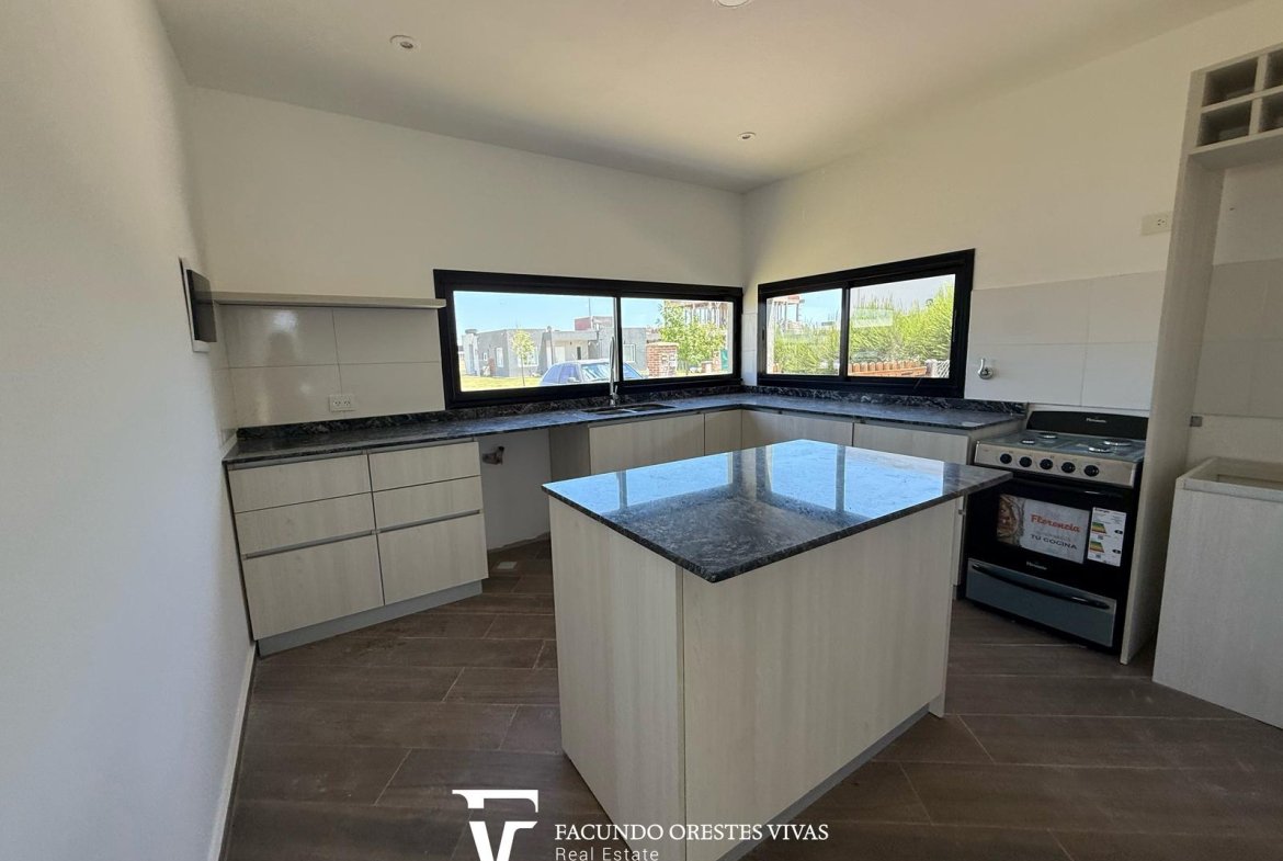 CASA – CUATROAMBIENTES – DOSBAÑOSCOMPLETOS – PARQUE – COCHERA – PARRILLA – CANNING