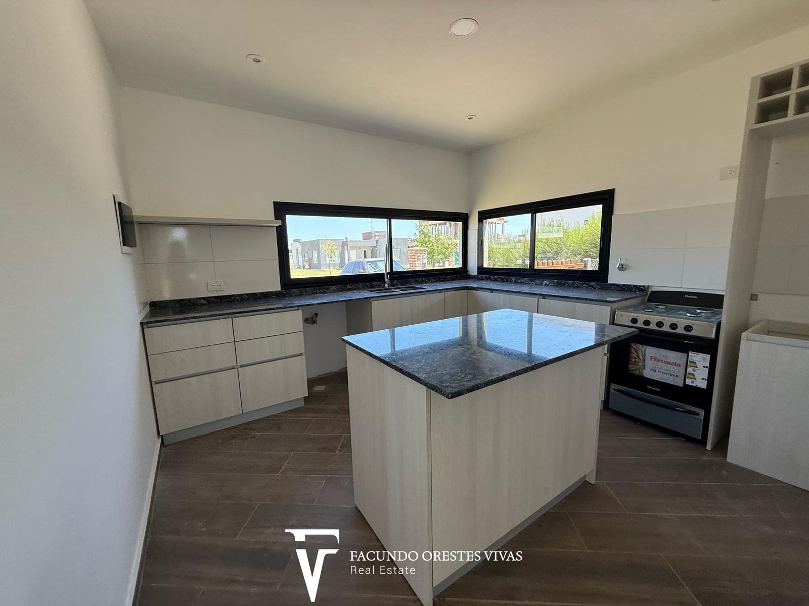 CASA – CUATROAMBIENTES – DOSBAÑOSCOMPLETOS – PARQUE – COCHERA – PARRILLA – CANNING