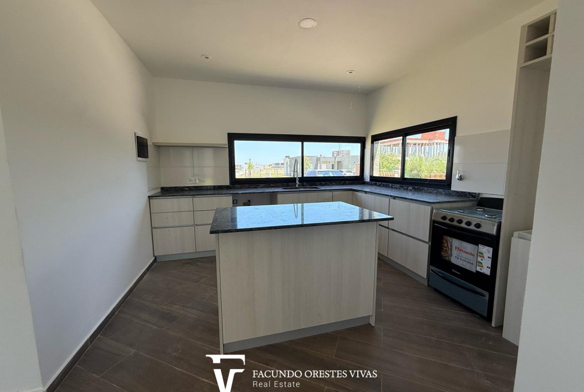 CASA – CUATROAMBIENTES – DOSBAÑOSCOMPLETOS – PARQUE – COCHERA – PARRILLA – CANNING
