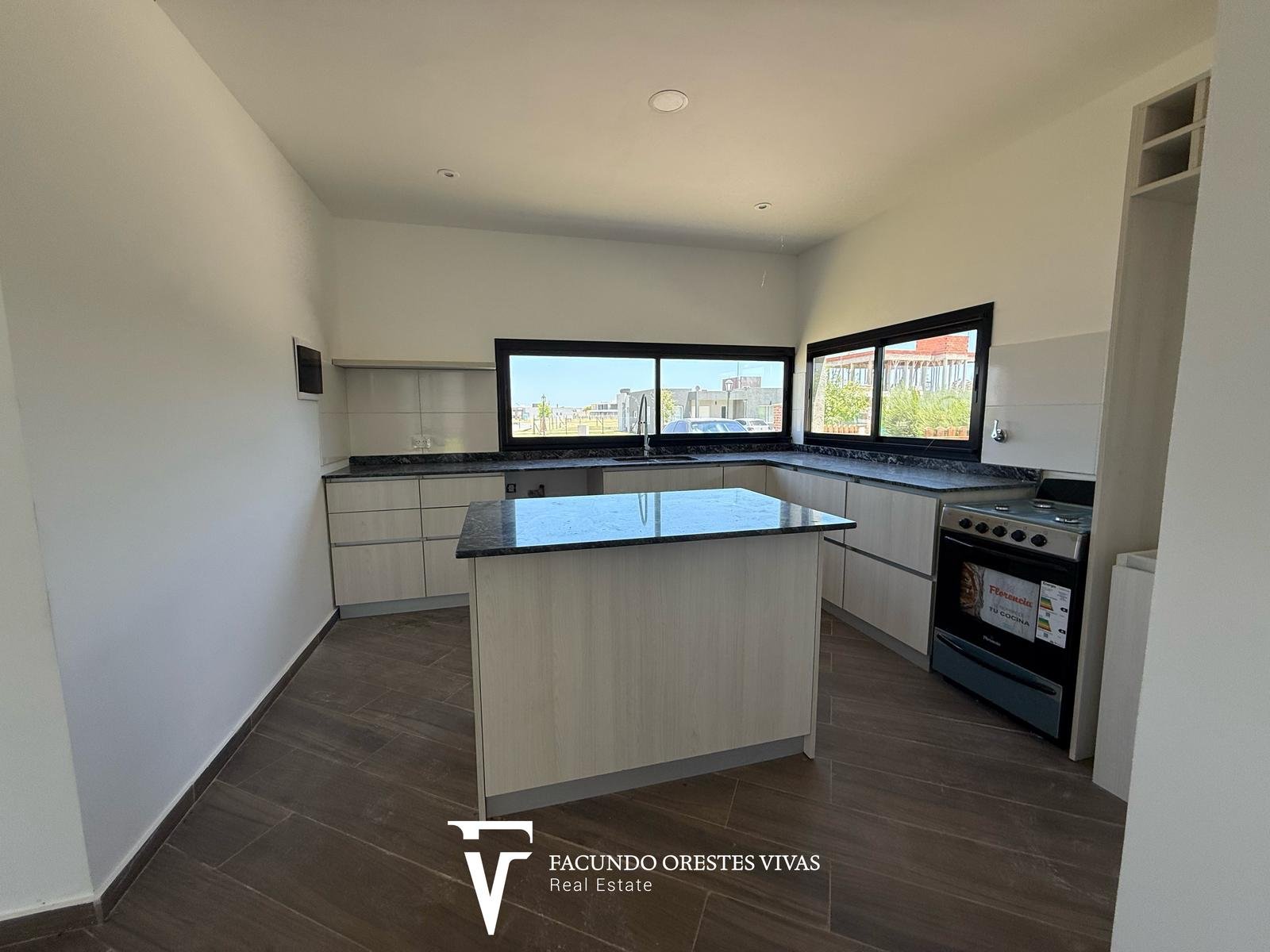 CASA – CUATROAMBIENTES – DOSBAÑOSCOMPLETOS – PARQUE – COCHERA – PARRILLA – CANNING