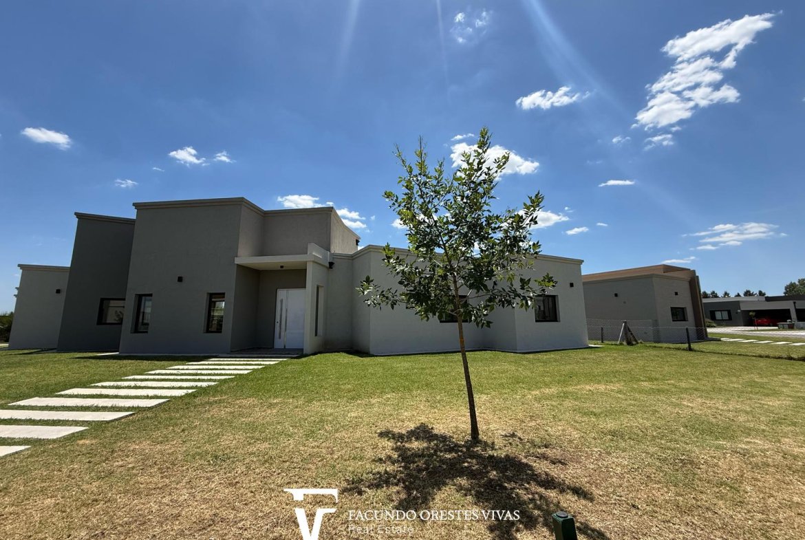 CASA – CUATROAMBIENTES – DOSBAÑOSCOMPLETOS – PARQUE – COCHERA – PARRILLA – CANNING