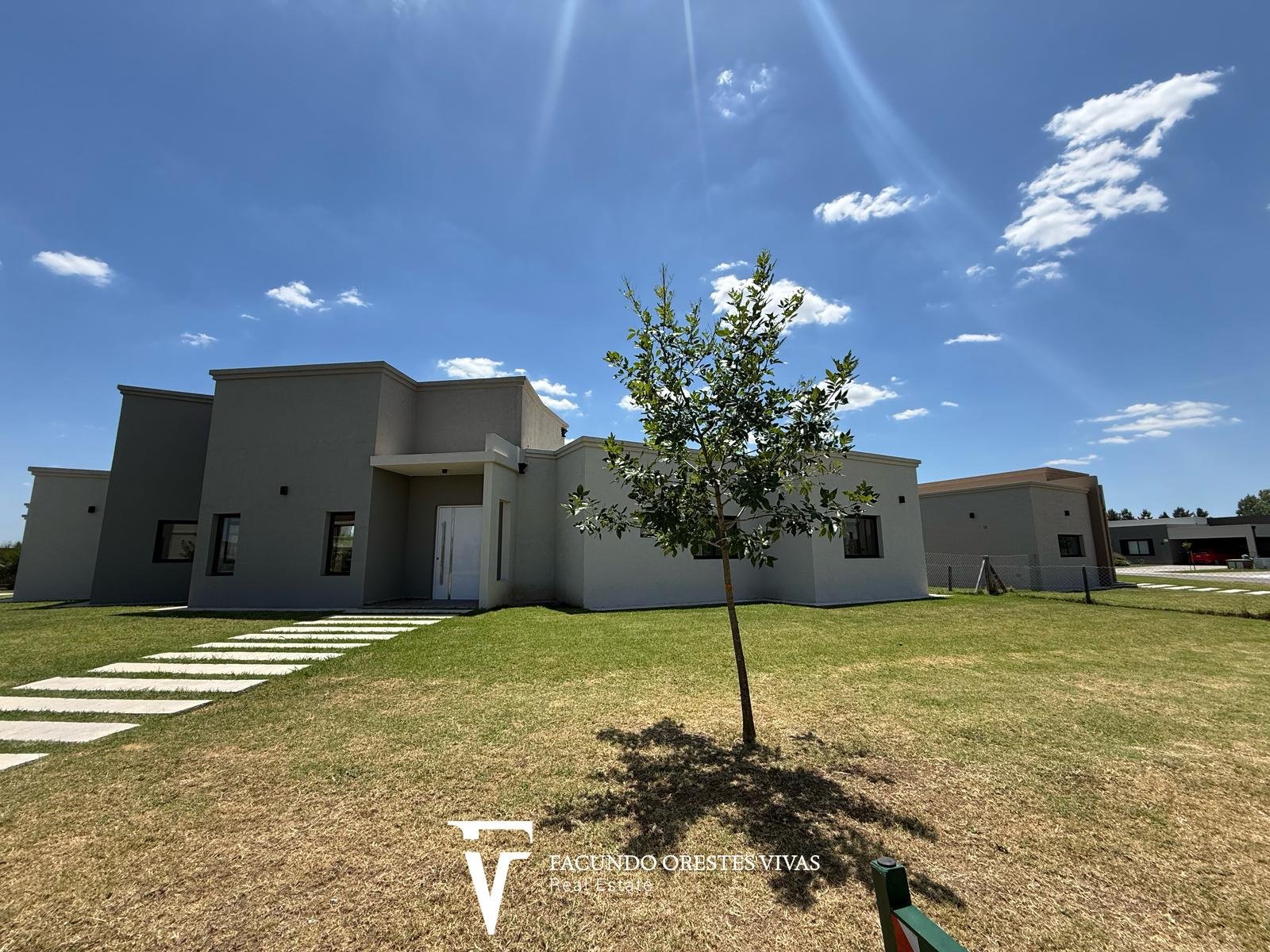 CASA – CUATROAMBIENTES – DOSBAÑOSCOMPLETOS – PARQUE – COCHERA – PARRILLA – CANNING