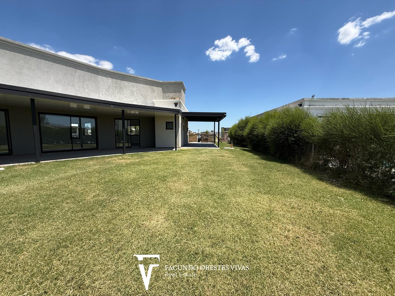 CASA – CUATROAMBIENTES – DOSBAÑOSCOMPLETOS – PARQUE – COCHERA – PARRILLA – CANNING