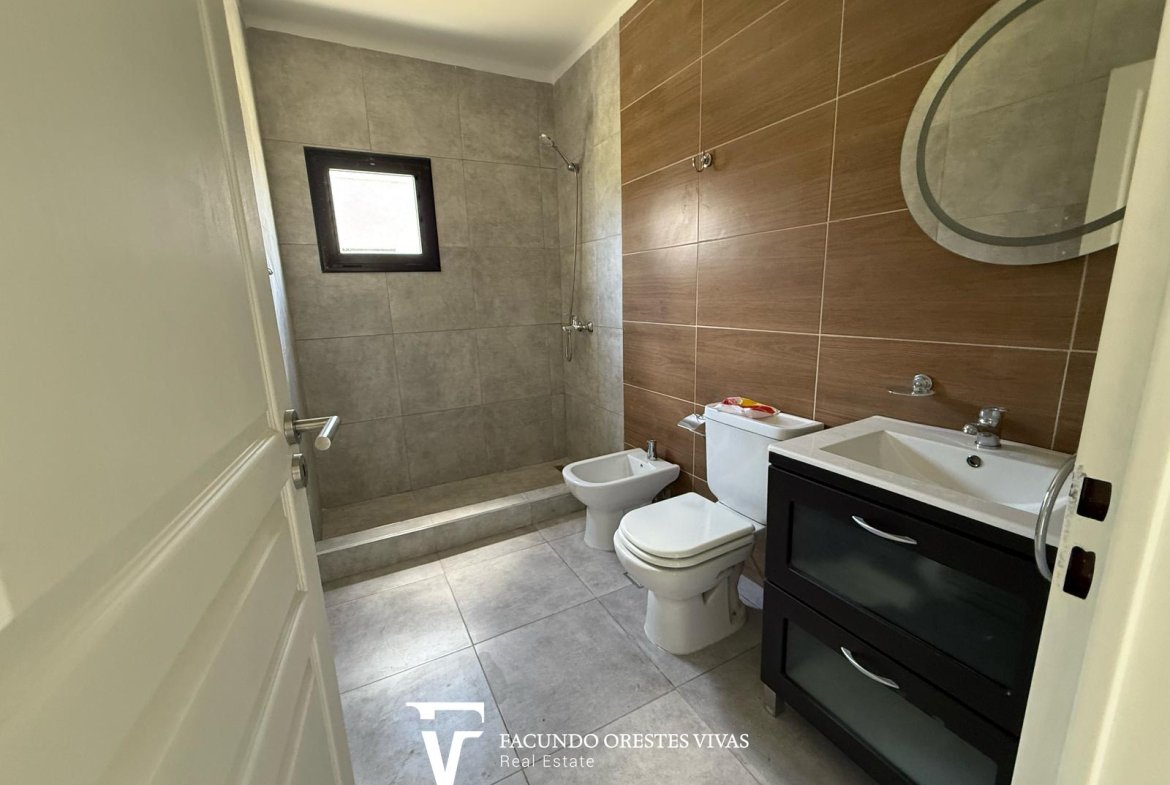 CASA – CUATROAMBIENTES – DOSBAÑOSCOMPLETOS – PARQUE – COCHERA – PARRILLA – CANNING