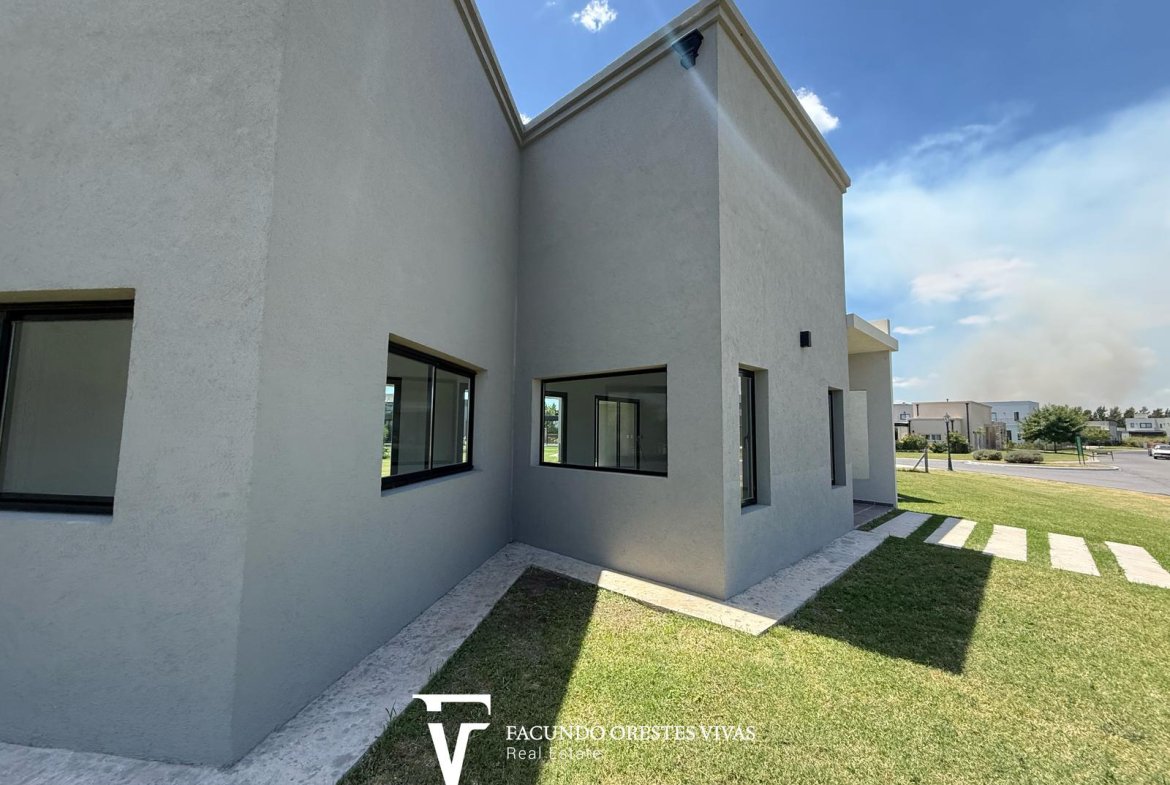 CASA – CUATROAMBIENTES – DOSBAÑOSCOMPLETOS – PARQUE – COCHERA – PARRILLA – CANNING