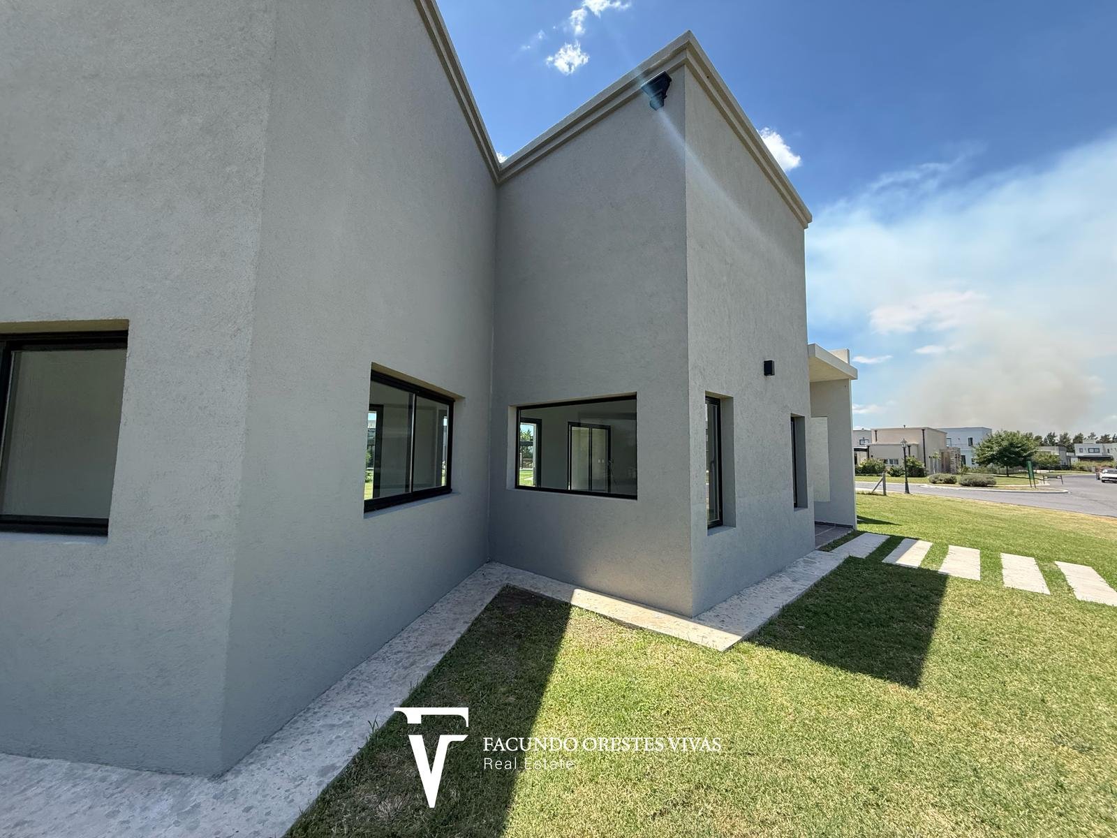 CASA – CUATROAMBIENTES – DOSBAÑOSCOMPLETOS – PARQUE – COCHERA – PARRILLA – CANNING