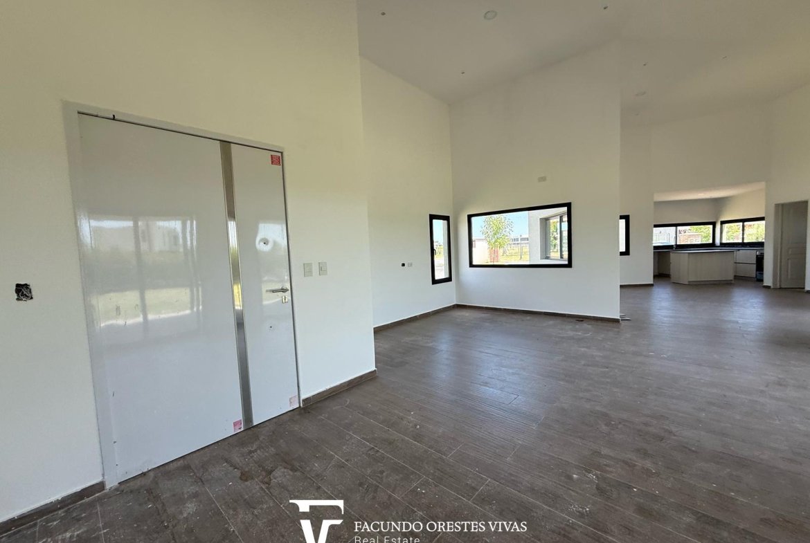 CASA – CUATROAMBIENTES – DOSBAÑOSCOMPLETOS – PARQUE – COCHERA – PARRILLA – CANNING