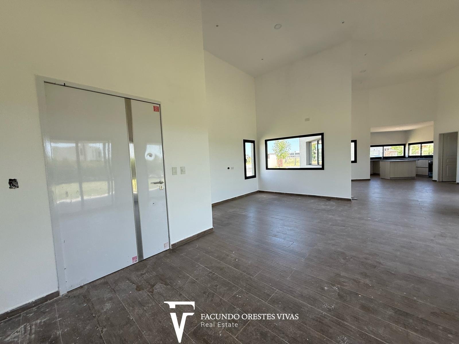 CASA – CUATROAMBIENTES – DOSBAÑOSCOMPLETOS – PARQUE – COCHERA – PARRILLA – CANNING