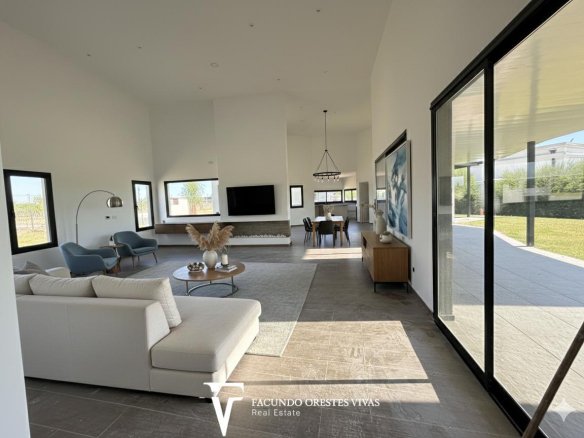 CASA – CUATROAMBIENTES – DOSBAÑOSCOMPLETOS – PARQUE – COCHERA – PARRILLA – CANNING