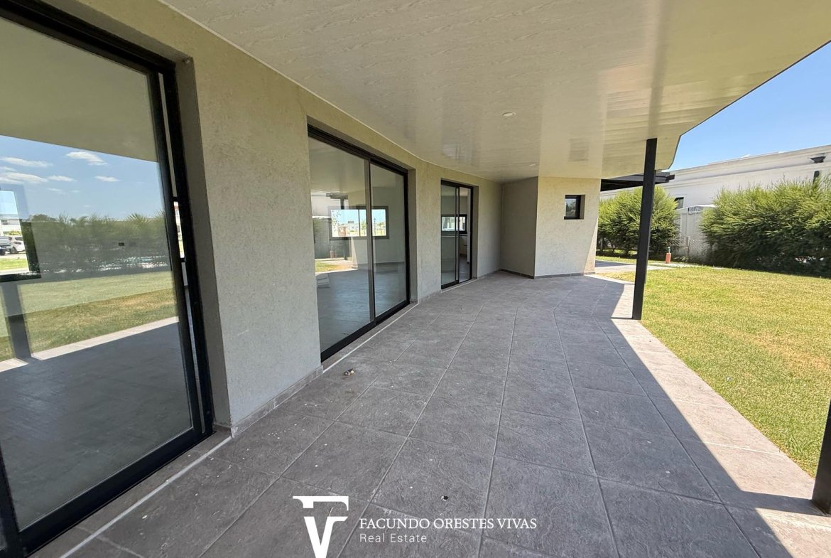 CASA – CUATROAMBIENTES – DOSBAÑOSCOMPLETOS – PARQUE – COCHERA – PARRILLA – CANNING